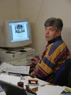 Louis aan de administratie in kantoor